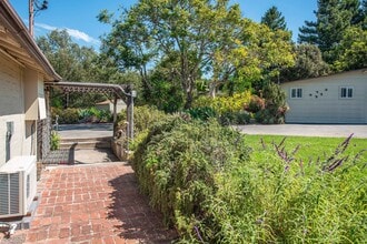 4777 Vieja Dr in Santa Barbara, CA - Foto de edificio - Building Photo
