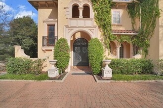 6807 Lupton Dr in Dallas, TX - Building Photo - Building Photo