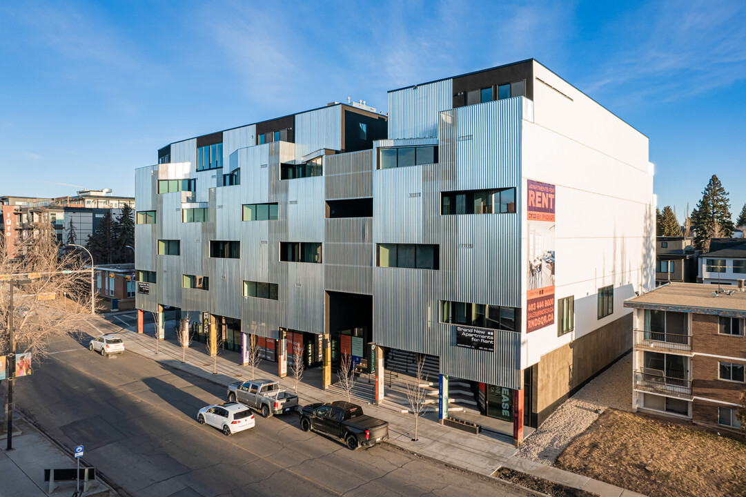 Courtyard 33 in Calgary, AB - Building Photo