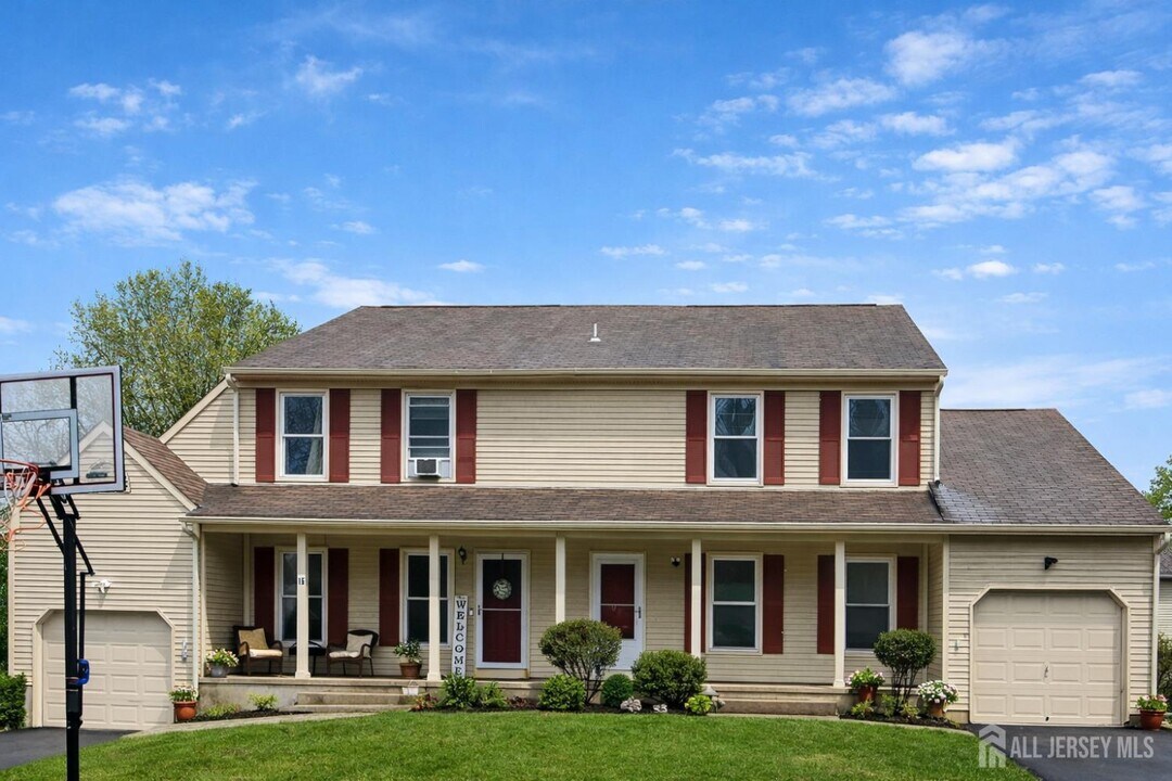 6 Allison Dr in East Brunswick, NJ - Building Photo