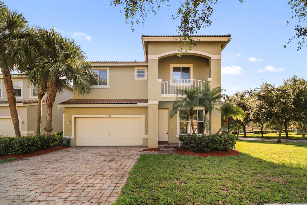 6688 Lurais Dr in Greenacres, FL - Foto de edificio