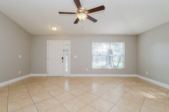 1540 Chepacket St in Brandon, FL - Foto de edificio - Building Photo