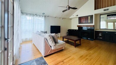 3115 Ashford Bend Dr in Houston, TX - Building Photo - Building Photo