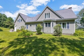 975 S Hill Rd in Ludlow, VT - Foto de edificio - Building Photo