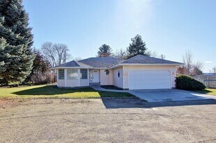 1563 Sunset Dr in Emmett, ID - Building Photo