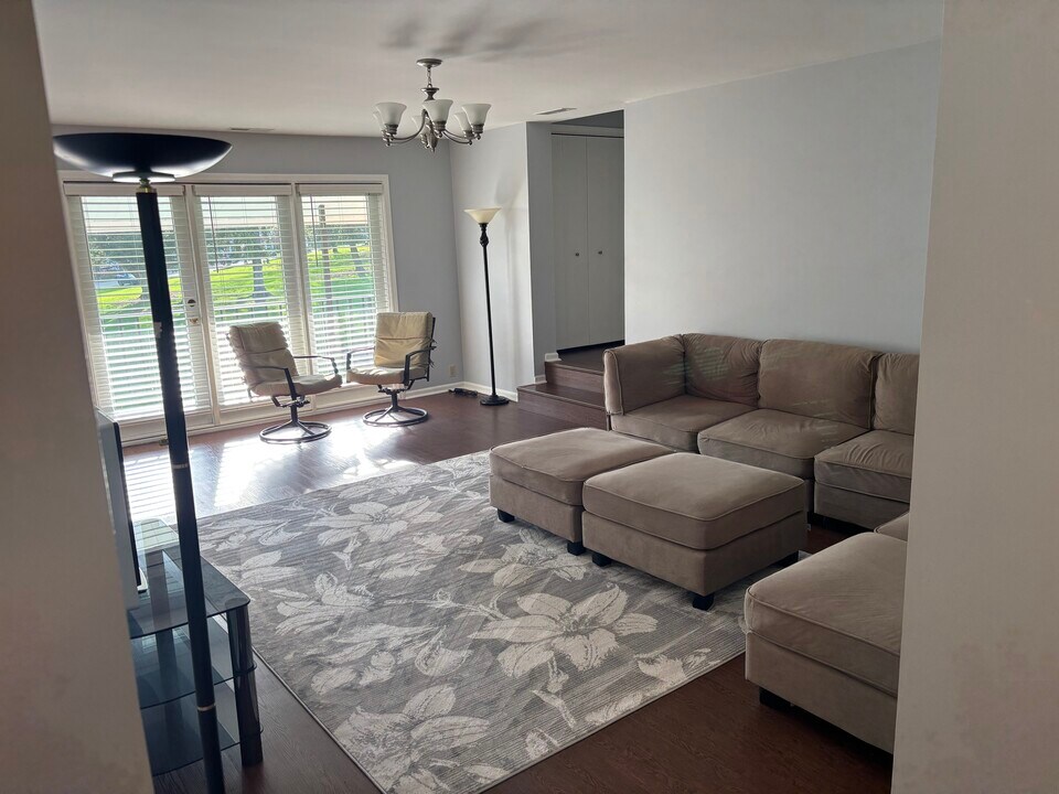 22 Williamsburg Cir, Unit 22 in Wheeling, WV - Building Photo
