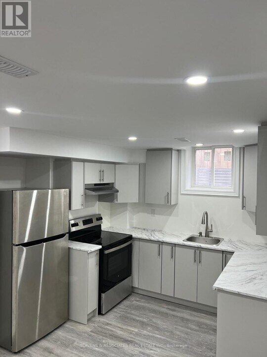 16 Wilsongary Cir in Ajax, ON - Building Photo