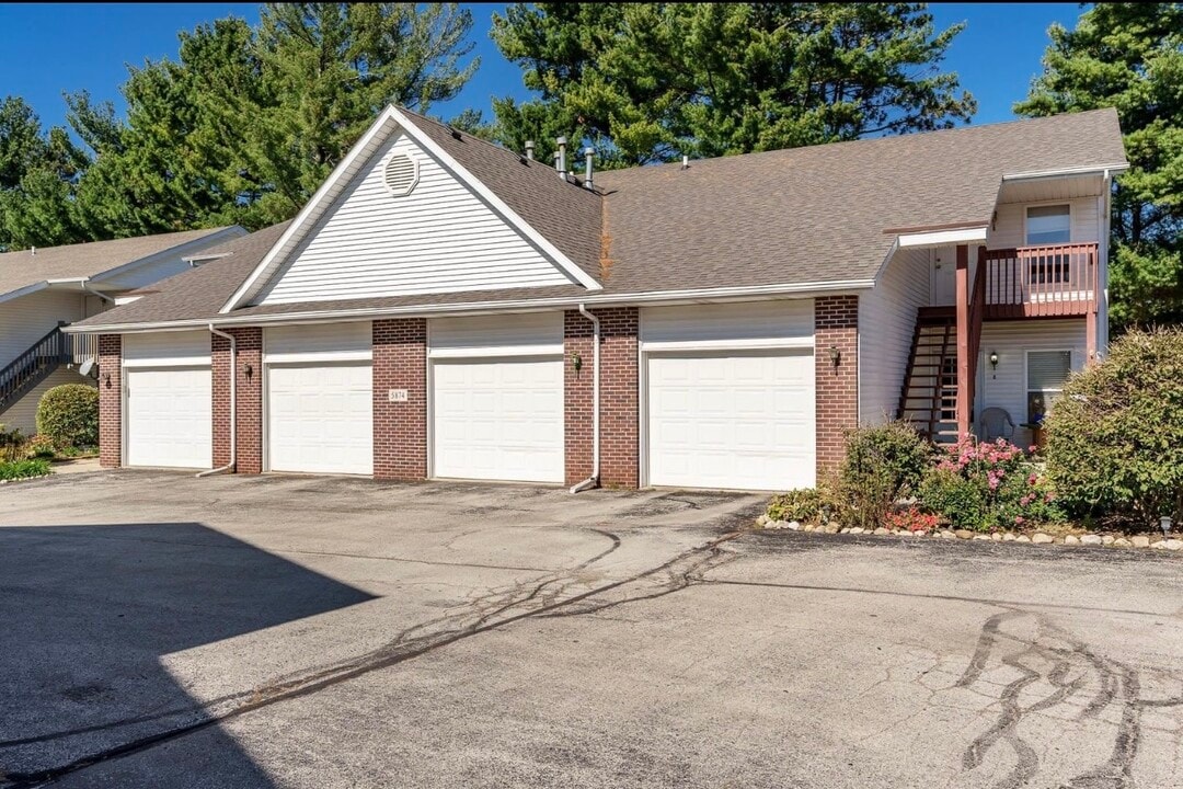 5874 Beechwood Dr in Loves Park, IL - Building Photo