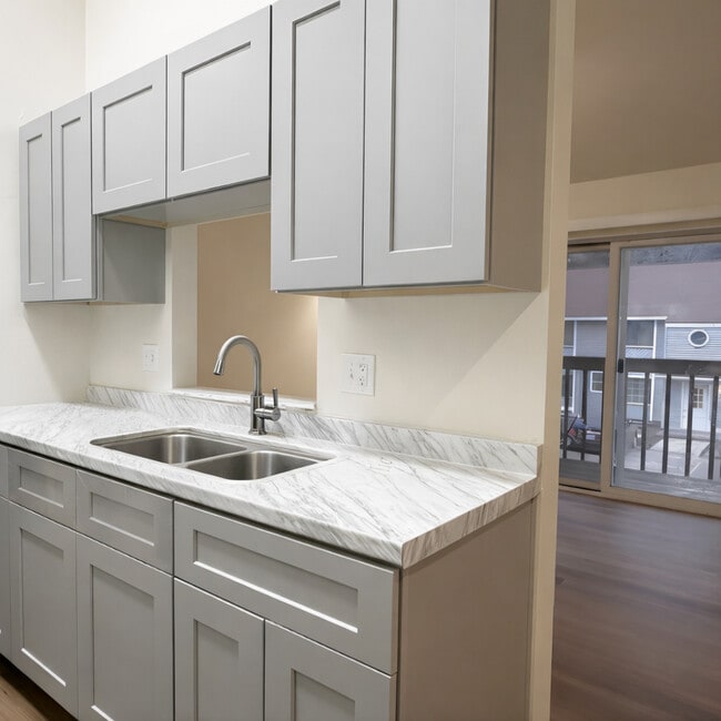 Pinebrook Corner Apartments in Wisconsin Dells, WI - Foto de edificio - Building Photo