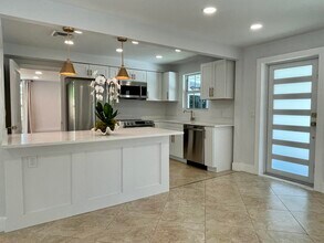 360 Alhambra Pl in West Palm Beach, FL - Building Photo - Building Photo
