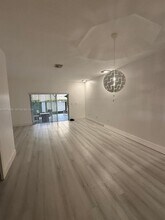 8240 NW 10th St in Miami, FL - Building Photo - Building Photo