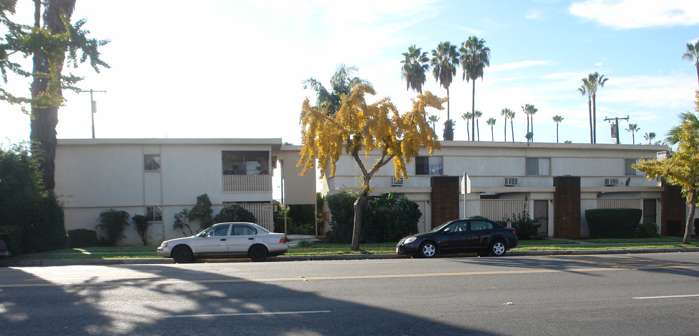 Cypress in Covina, CA - Foto de edificio