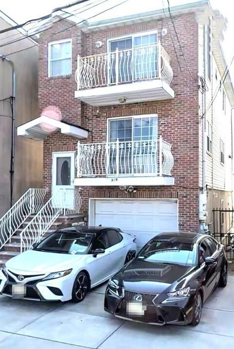 919 Paterson Plank Rd in North Bergen, NJ - Building Photo