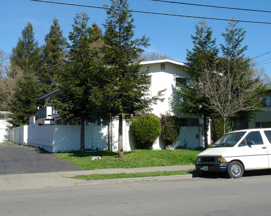 1075 Delport Ave in Santa Rosa, CA - Building Photo