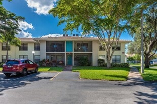 9930 Pineapple Tree Dr in Boynton Beach, FL - Building Photo