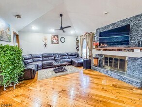 617 Sycamore St in Paramus, NJ - Building Photo - Building Photo