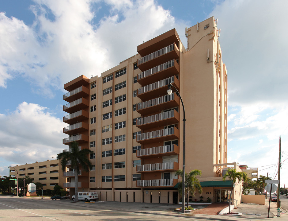 Victoria Towers in Hollywood, FL - Building Photo