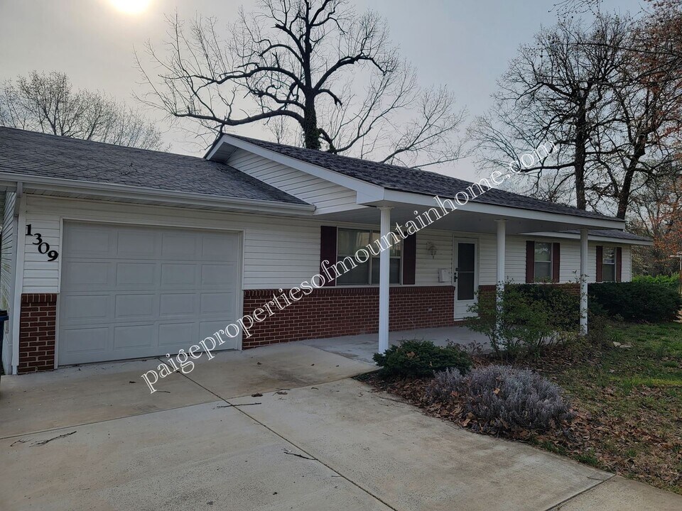 1309 Post Oak Rd in Mountain Home, AR - Foto de edificio