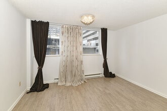 409-360 Bloor St E in Toronto, ON - Building Photo - Building Photo