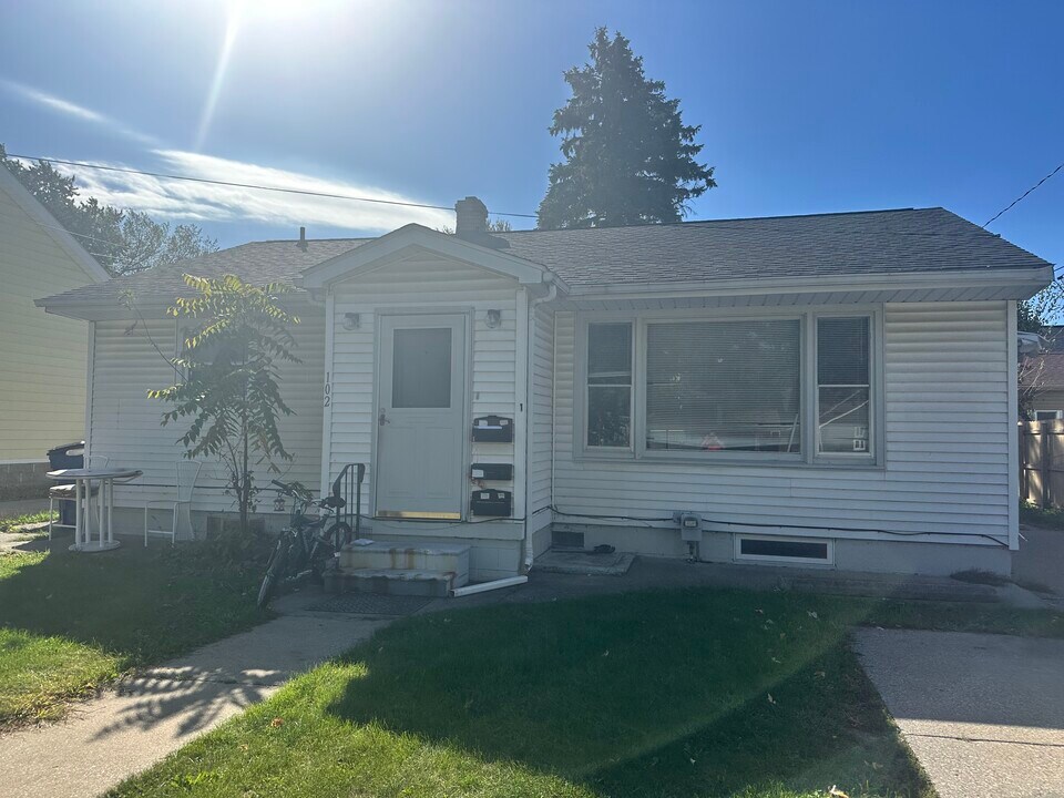 102 E North Union St in Bay City, MI - Building Photo