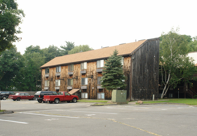 Maple Loft Arms Apartments in Plainville, CT - Foto de edificio - Building Photo