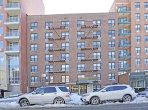 14224 38th Ave in Flushing, NY - Foto de edificio - Building Photo