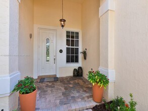 1995 Harbor View Cir in Weston, FL - Building Photo - Building Photo