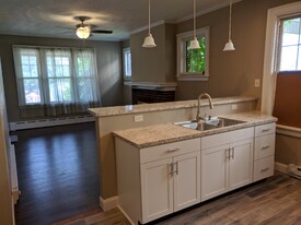 72 William St, Unit Apt B in Pittston, PA - Building Photo