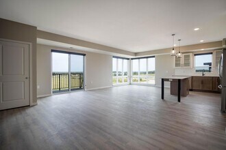 6450 37th Ave NW, Unit 302 in Rochester, MN - Building Photo - Building Photo