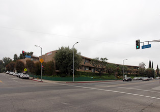 Encino Plaza Apartments in Encino, CA - Building Photo - Building Photo