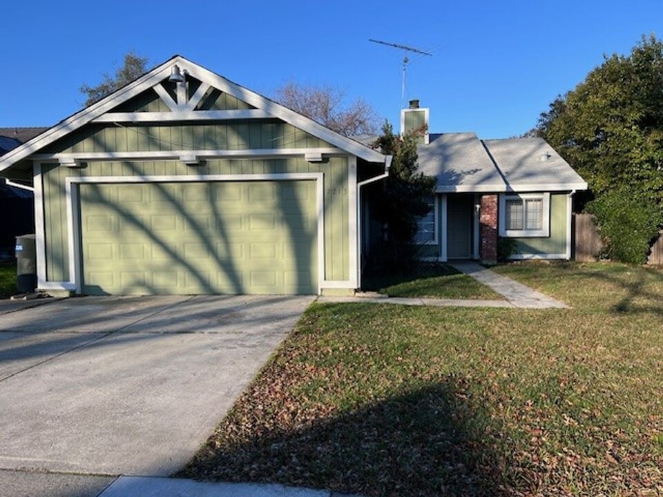 7213 Old Nave Ct in Sacramento, CA - Building Photo