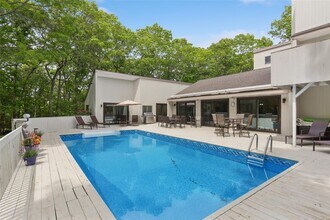 18 Quail Run in Hampton Bays, NY - Building Photo - Building Photo