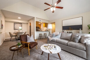 Hunter's Pointe Apartments in Overland Park, KS - Building Photo