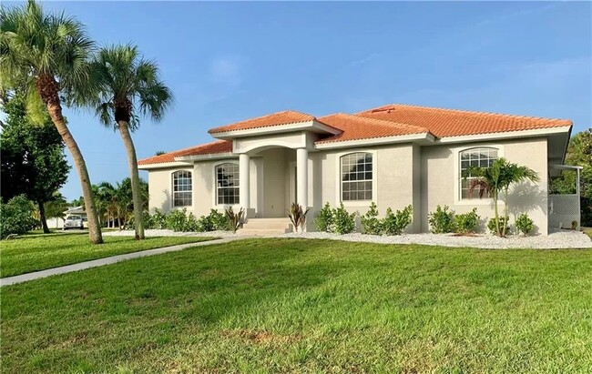 2301 Goya Dr in Nokomis, FL - Foto de edificio - Building Photo