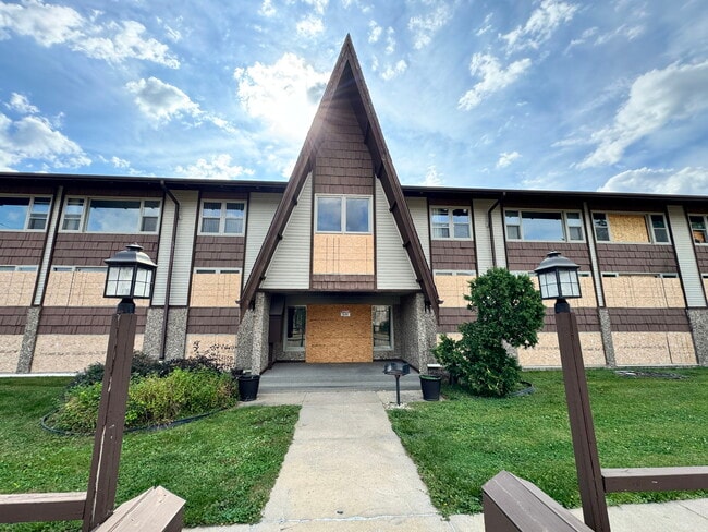 Chalet South in Cedar Rapids, IA - Building Photo - Building Photo