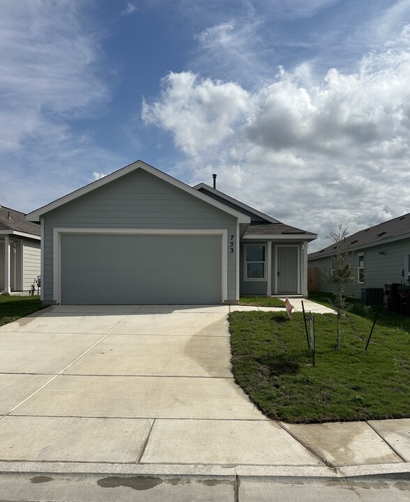 114 Kayden Ct in Marion, TX - Foto de edificio
