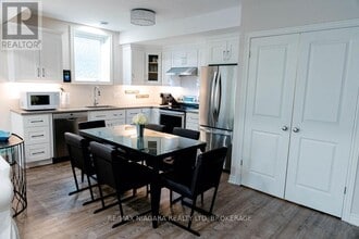 24 Abbott Pl in Pelham, ON - Building Photo - Building Photo