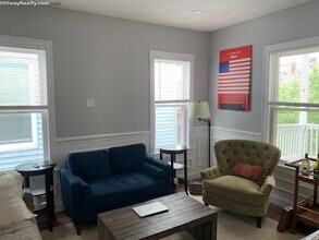 38 Crescent Ave, Unit 3 in Boston, MA - Foto de edificio - Building Photo