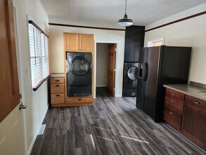 152 N Pearl St, Unit B in Berlin, WI - Foto de edificio - Building Photo