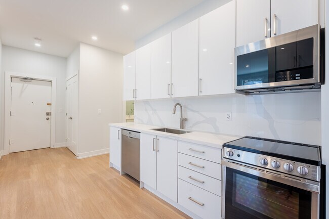 592-596 Church St & 67-71 Gloucester St in Toronto, ON - Building Photo - Interior Photo