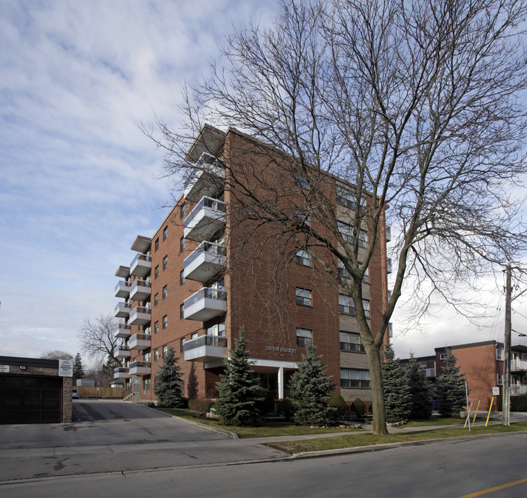 Lakeview and Lakeside Apartments in Oakville, ON - Building Photo