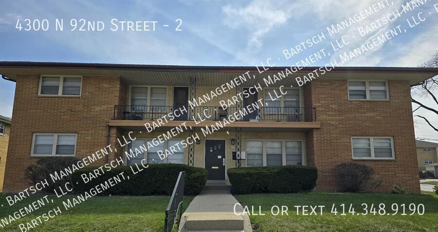 4300 N 92nd St in Milwaukee, WI - Building Photo