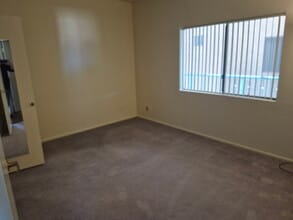 Dicken's Court Apartments in Sherman Oaks, CA - Building Photo - Building Photo