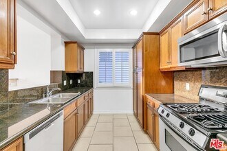 320 S Willaman Dr-Unit -301 in Los Angeles, CA - Building Photo - Building Photo