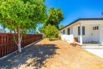 7512 Woodley Ave in Los Angeles, CA - Building Photo - Building Photo