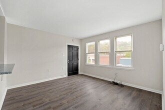 644-650-650 Center Ave in West View, PA - Foto de edificio - Building Photo