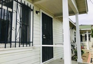 105 N Centre St in Los Angeles, CA - Building Photo