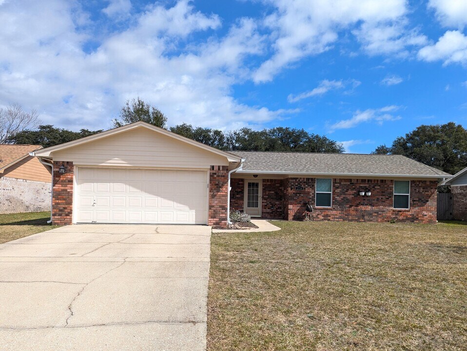 2734 Augustus Rd in Navarre, FL - Building Photo