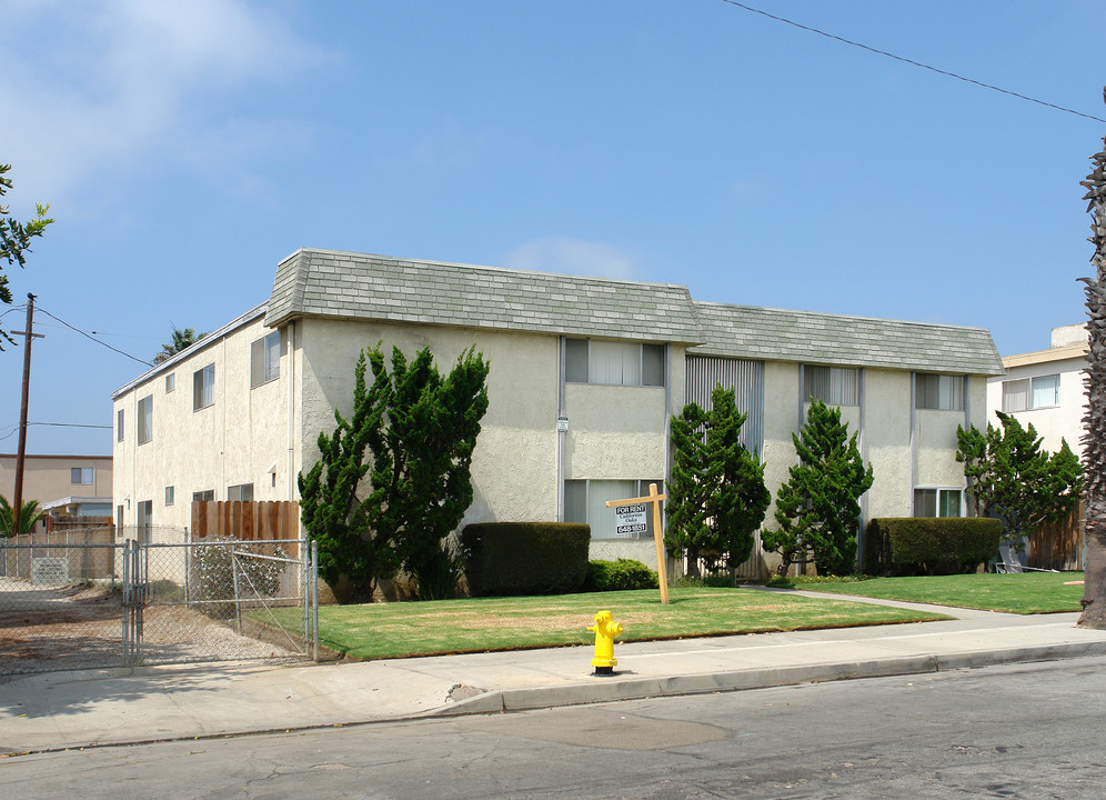 6329 Nightingale St in Ventura, CA - Foto de edificio