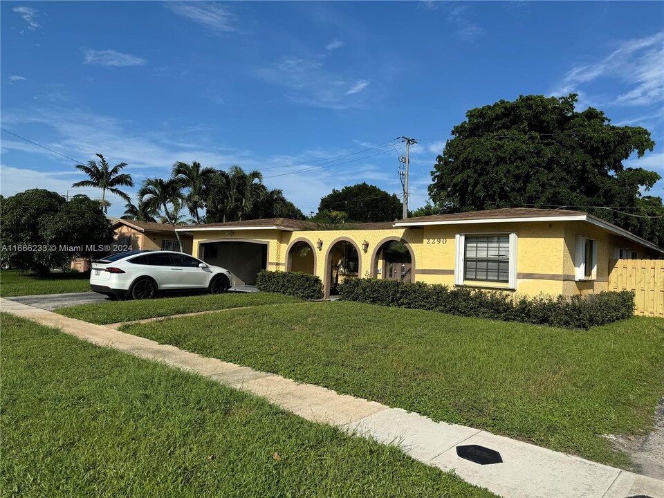 2290 NW 32nd Terrace in Lauderdale Lakes, FL - Foto de edificio